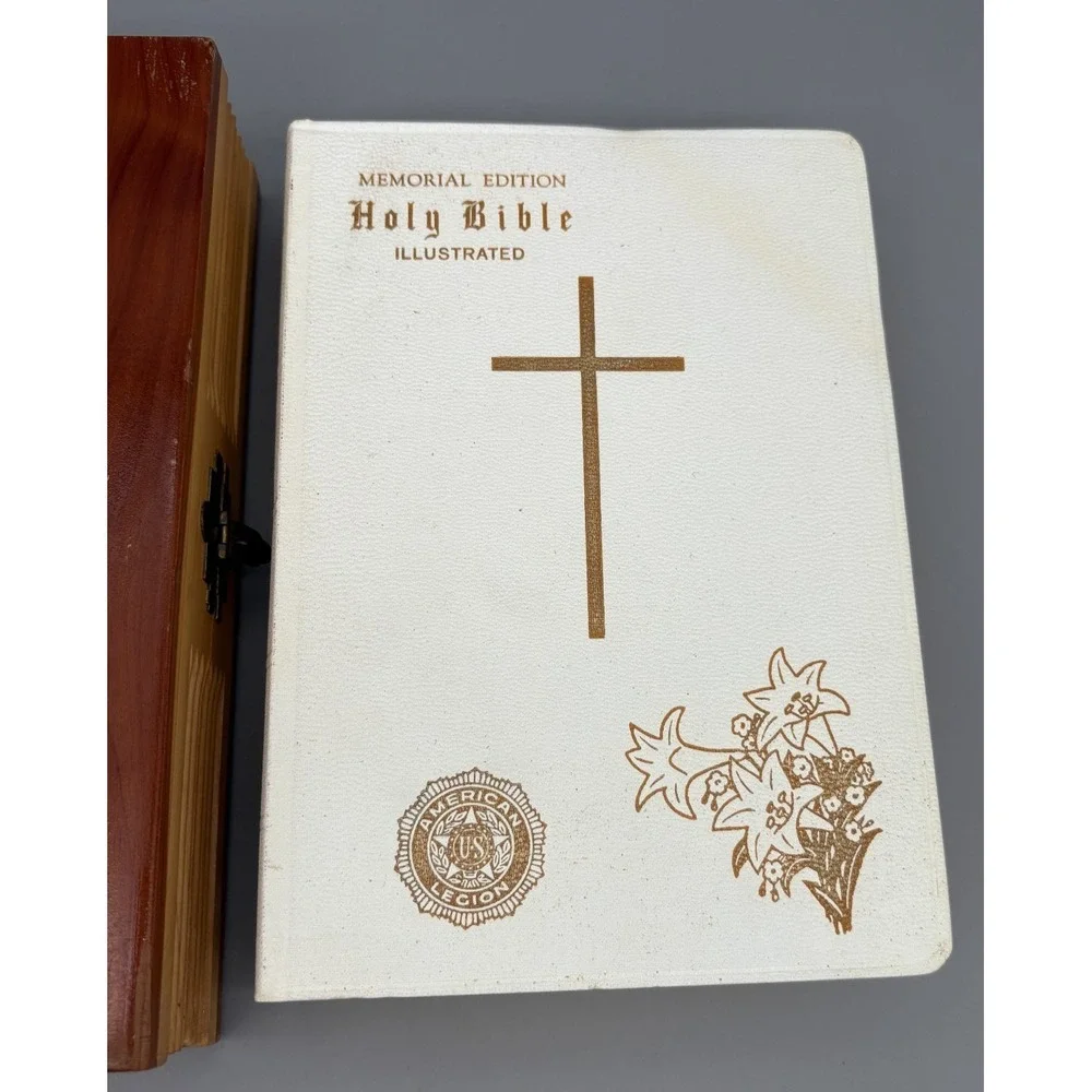 1958 Holy Bible Memorial Edition Illustrated with‎ Wooden Cover